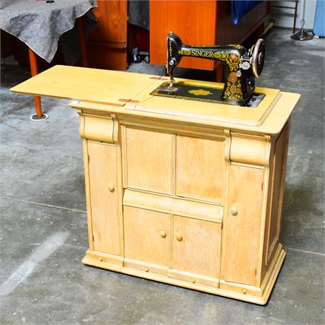 Vintage Singer Sewing Machine and Sewing Table