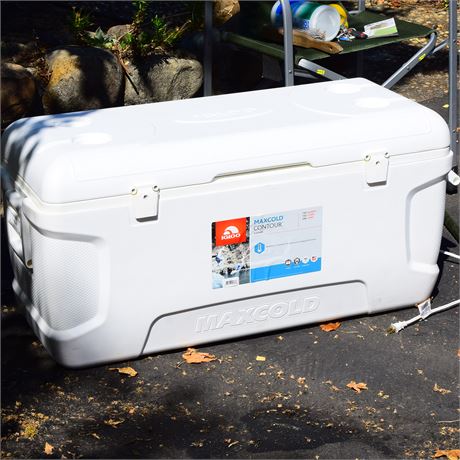 Igloo MAXCOLD 150qt Cooler used for Beekeeping