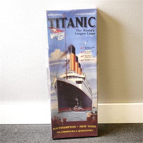 Deluxe Edition Titanic 1:350 Scale Model Kit