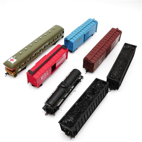 Lot of 7 HO Scale Trains and Train Cars