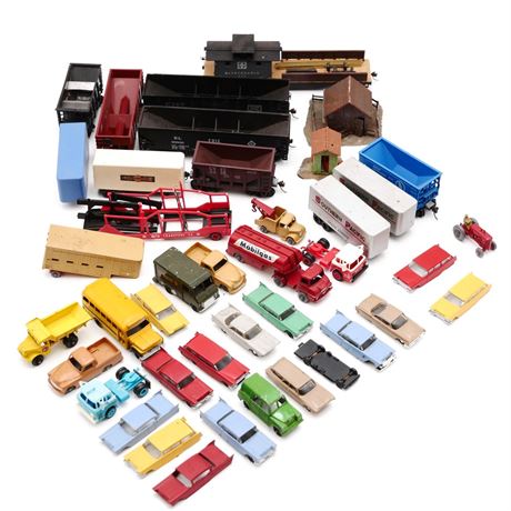 Large Lot of HO Scale Models, Figurines, and Train Cars (Lot of 41)